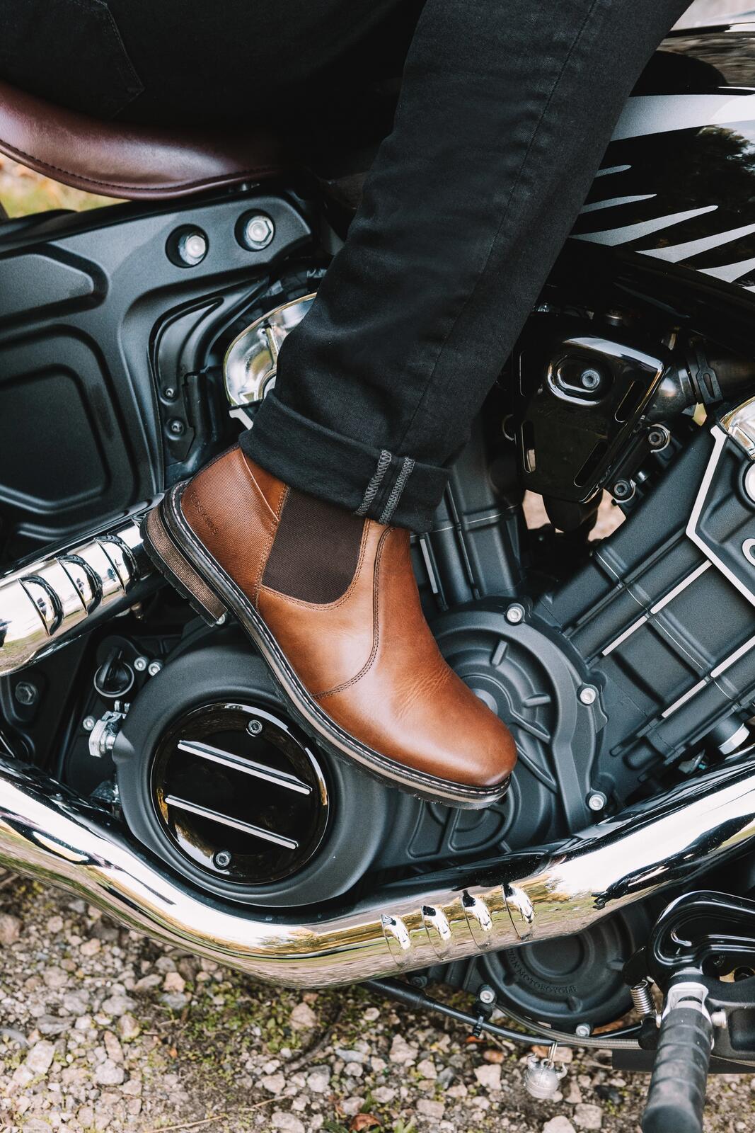 Redskins - boots marrons portées sur une moto